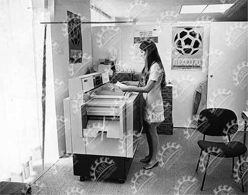 México 23 de mayo de 1970 - Edecan con fotocopiadora, Sala de prensa